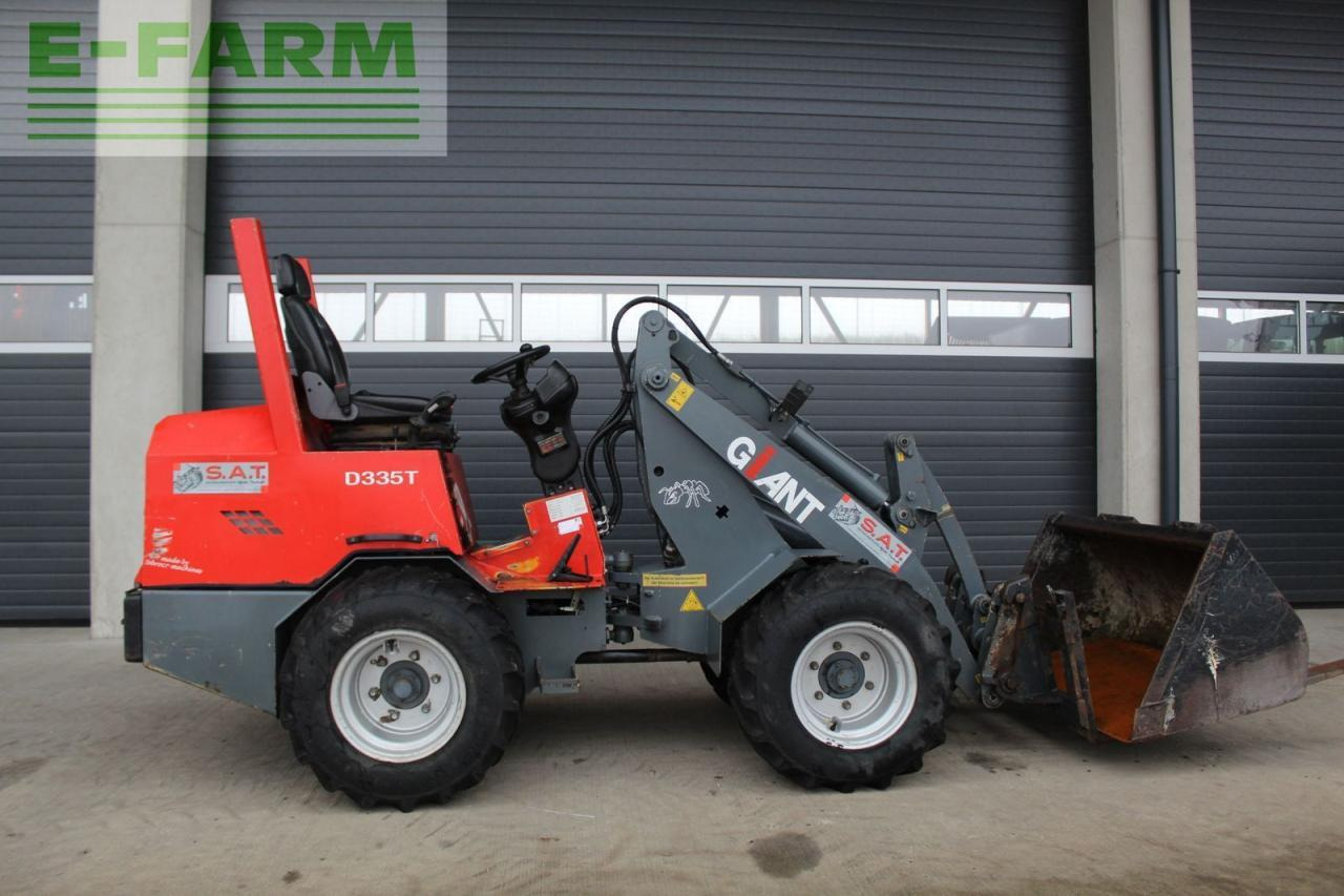 Giant hoflader d 335 t - Мини-экскаватор: фото 1 Giant hoflader d 335 t - Мини-экскаватор: фото 1