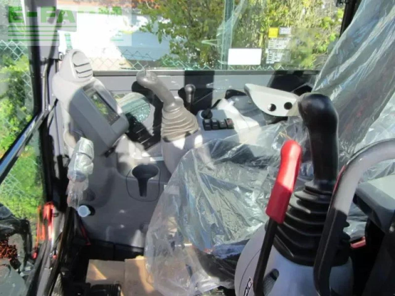 Hitachi zx 33 u-6 - Мини-экскаватор: фото 3 Hitachi zx 33 u-6 - Мини-экскаватор: фото 3