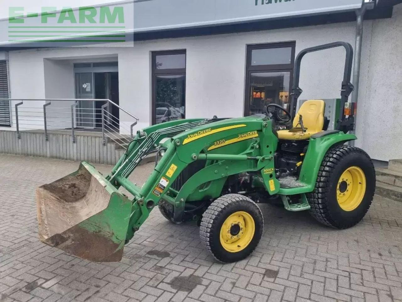 John Deere 3320 my11 - Трактор: фото 1 John Deere 3320 my11 - Трактор: фото 1