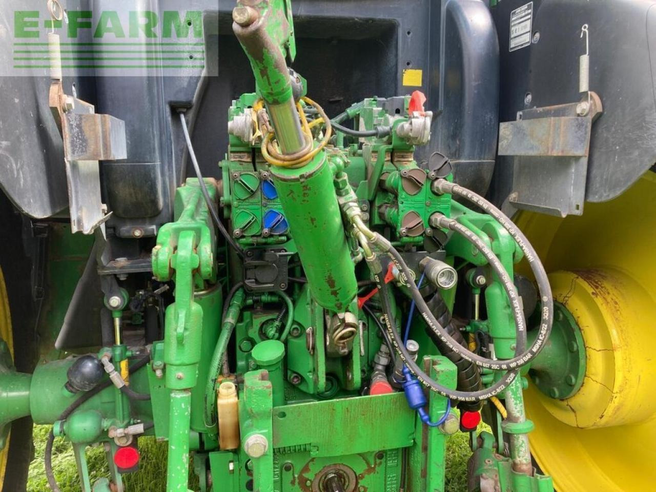 Трактор John Deere 6125r: фото 7