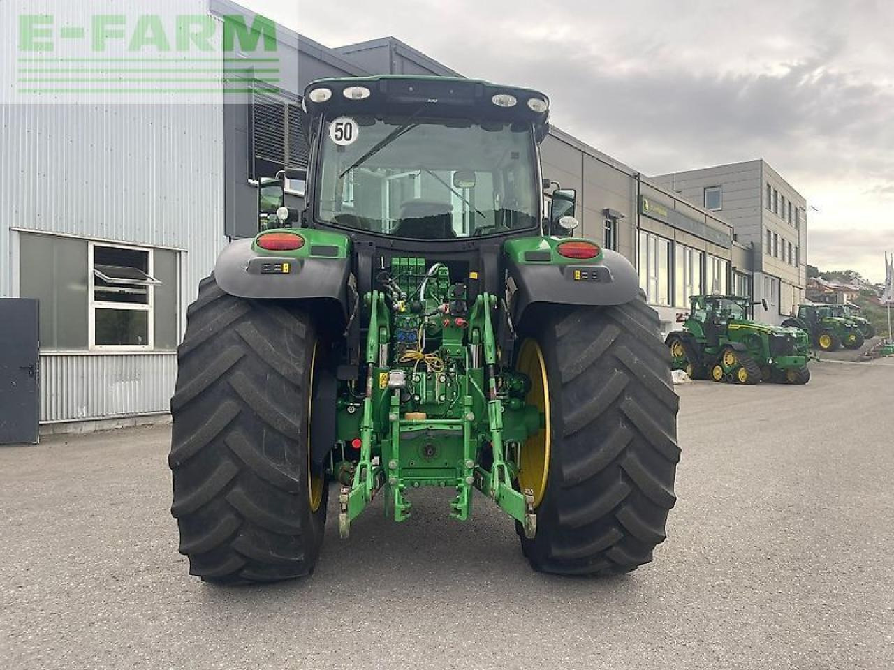 Трактор John Deere 6215r: фото 7