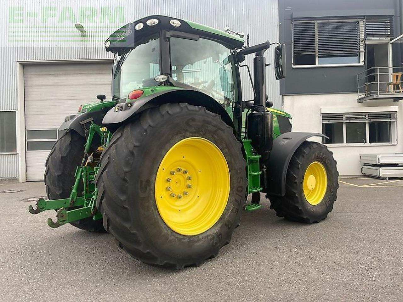 Трактор John Deere 6215r: фото 6