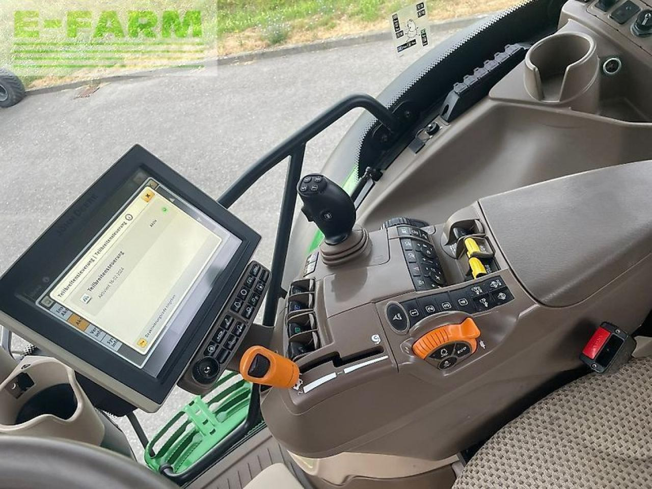 Трактор John Deere 6215r: фото 11