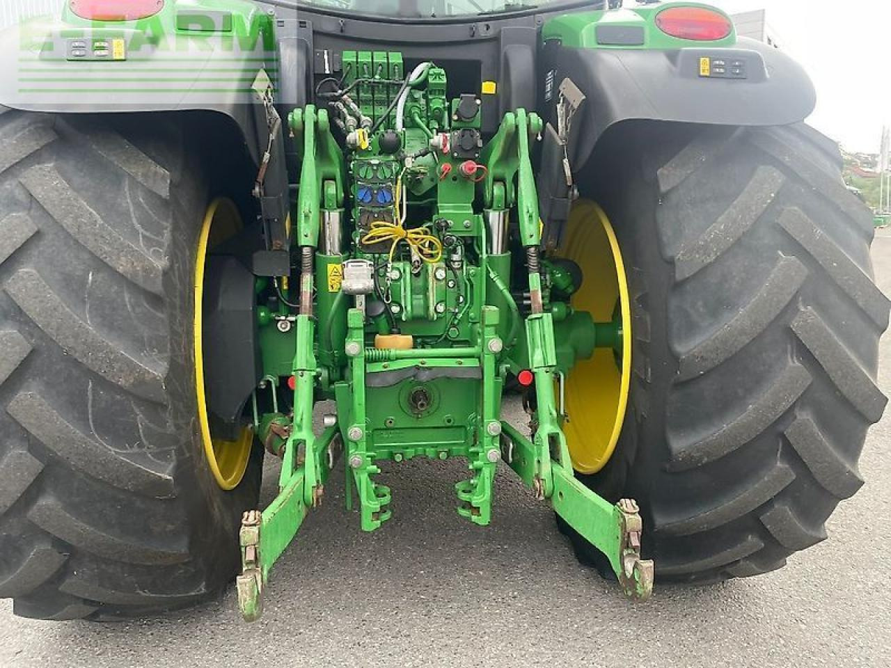 Трактор John Deere 6215r: фото 8