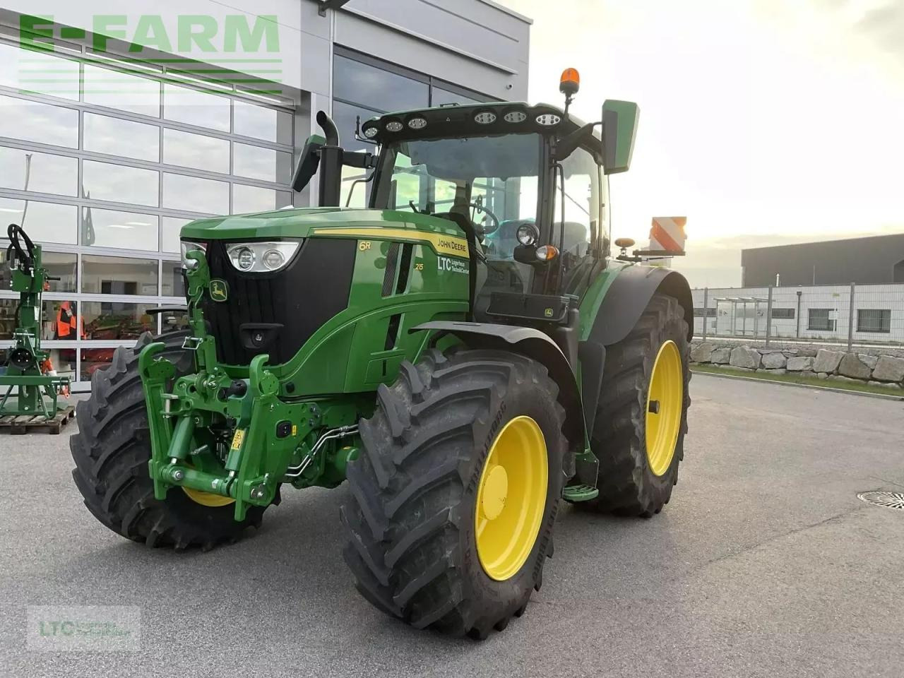 John Deere 6r 215 - Трактор: фото 1 John Deere 6r 215 - Трактор: фото 1