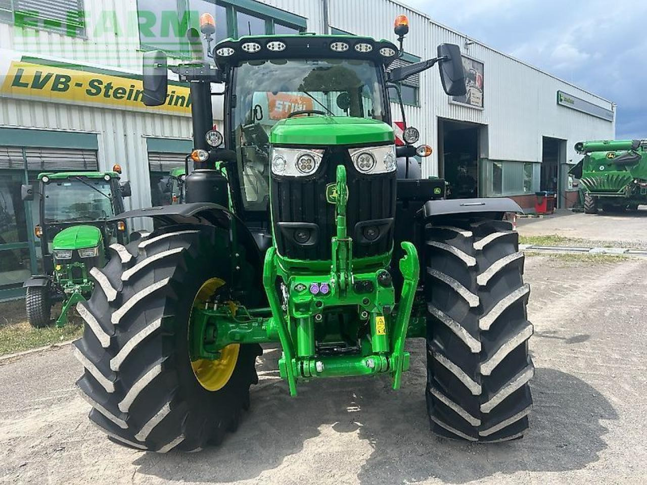 John Deere 6r215 - Трактор: фото 2 John Deere 6r215 - Трактор: фото 2