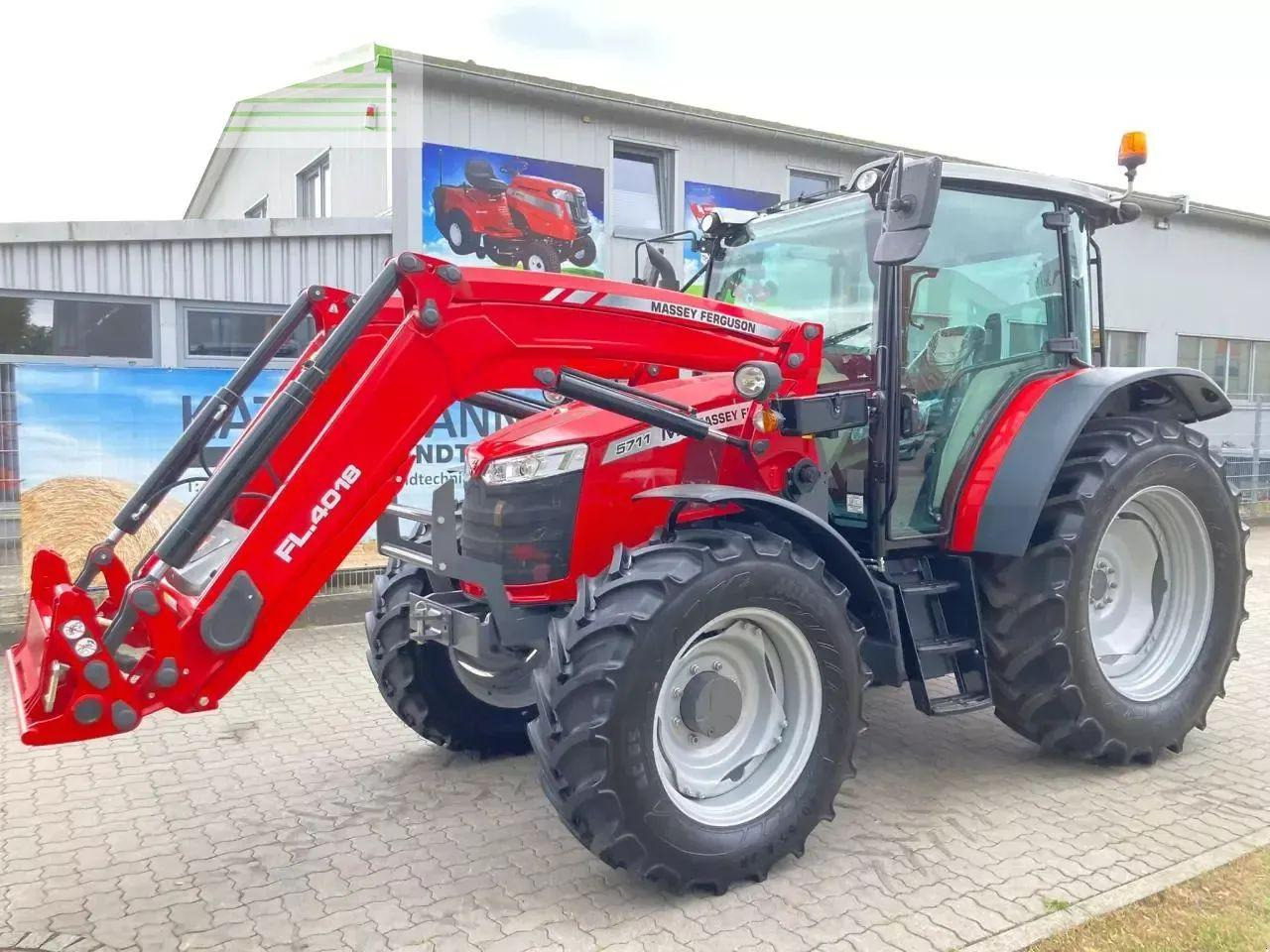 Massey Ferguson 5711m dyna 4 neue lagermaschine - Трактор: фото 2 Massey Ferguson 5711m dyna 4 neue lagermaschine - Трактор: фото 2