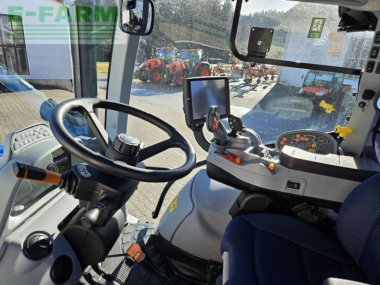 New Holland t6.180 dynamic command sidewinder ii SideWinder II - Трактор: фото 3 New Holland t6.180 dynamic command sidewinder ii SideWinder II - Трактор: фото 3