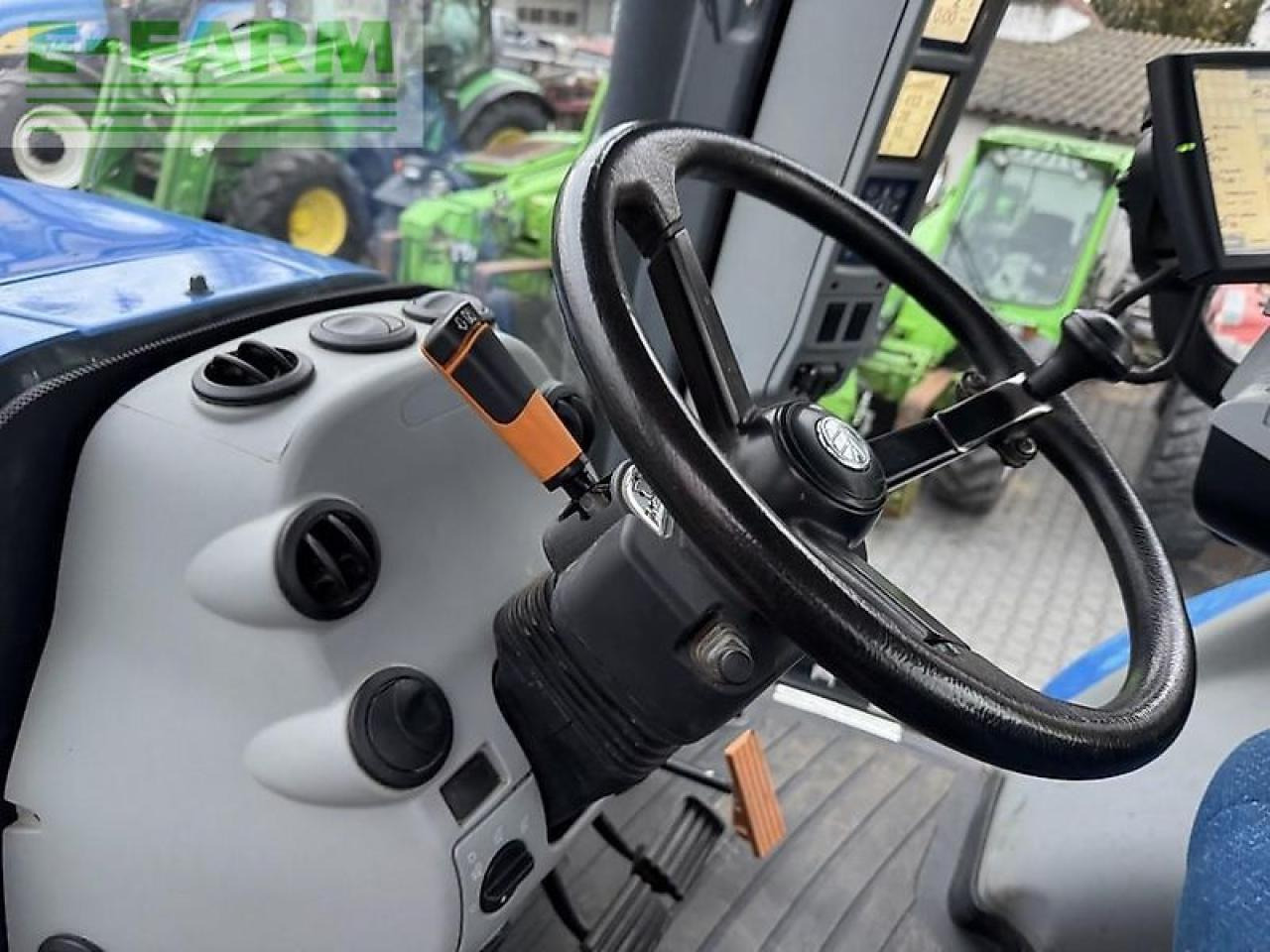 Трактор New Holland t8.330 ultra command: фото 12