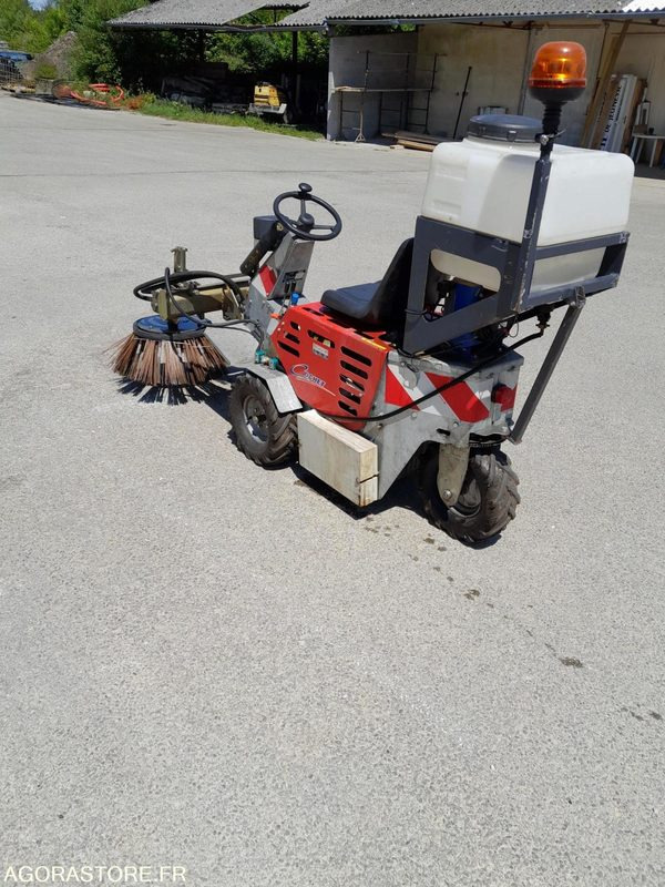 Balayeuse désherbeur désherbeuse automotrice pour désherbage trottoirs Cochet - Садовое оборудование: фото 1 Balayeuse désherbeur désherbeuse automotrice pour désherbage trottoirs Cochet - Садовое оборудование: фото 1