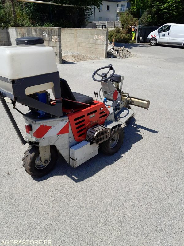 Balayeuse désherbeur désherbeuse automotrice pour désherbage trottoirs Cochet - Садовое оборудование: фото 3 Balayeuse désherbeur désherbeuse automotrice pour désherbage trottoirs Cochet - Садовое оборудование: фото 3