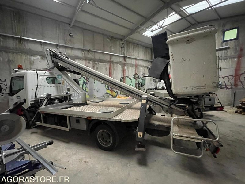 CAMION NACELLE NISSAN IMER P18T12 28740 KM 2015 - Грузовик с подъемником: фото 1 CAMION NACELLE NISSAN IMER P18T12 28740 KM 2015 - Грузовик с подъемником: фото 1