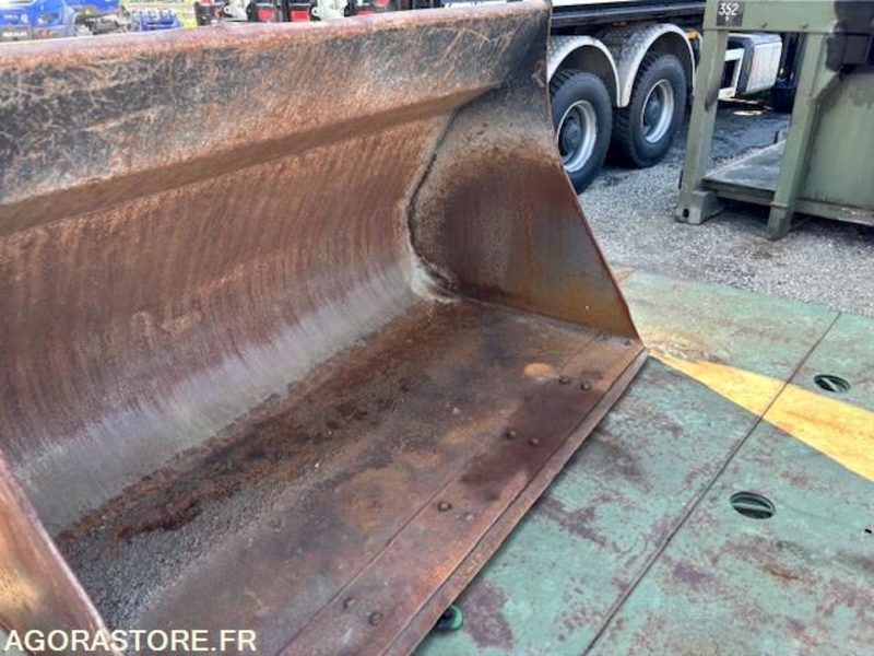 GODET DE CHARGEUR 2800 LITRES EN ATTACHE TYPE VOLVO - Ковш для погрузчика: фото 2 GODET DE CHARGEUR 2800 LITRES EN ATTACHE TYPE VOLVO - Ковш для погрузчика: фото 2