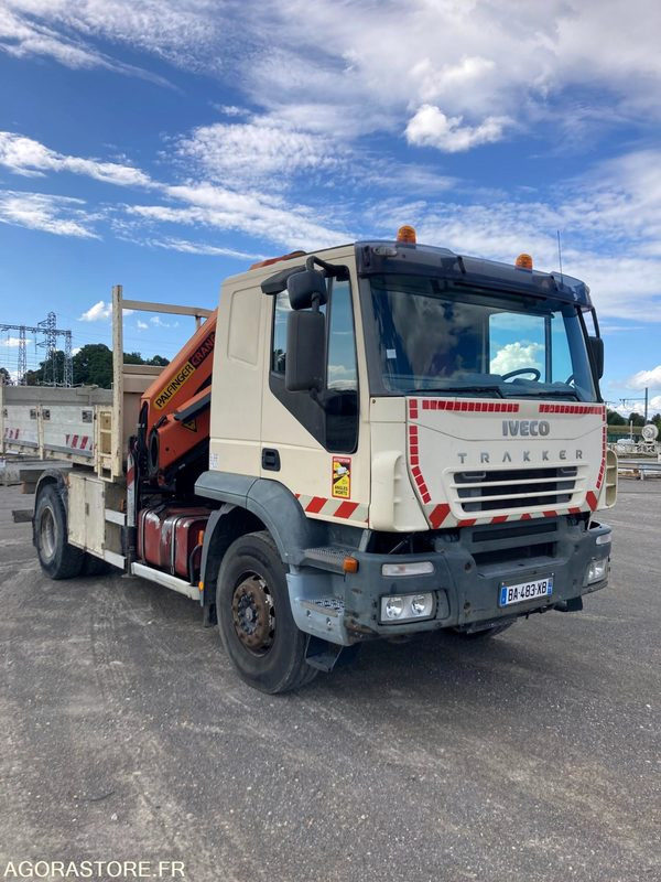 CAMION BENNE 4x2 IVECO TRAKKER 190T44 + GRUE PK15500 - Année 2006 - 391 000 km - Грузовик: фото 1 CAMION BENNE 4x2 IVECO TRAKKER 190T44 + GRUE PK15500 - Année 2006 - 391 000 km - Грузовик: фото 1