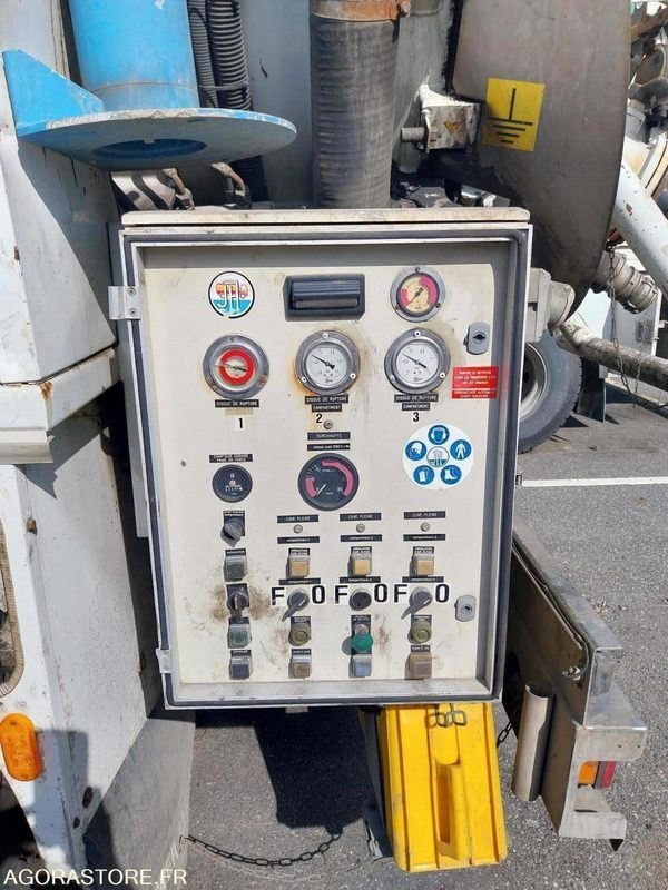 RENAULT Kerax 320 HUWER ADR 2002 (165000Km) ROULANT EXPORT UNIQUEMENT - Ассенизатор: фото 3 RENAULT Kerax 320 HUWER ADR 2002 (165000Km) ROULANT EXPORT UNIQUEMENT - Ассенизатор: фото 3