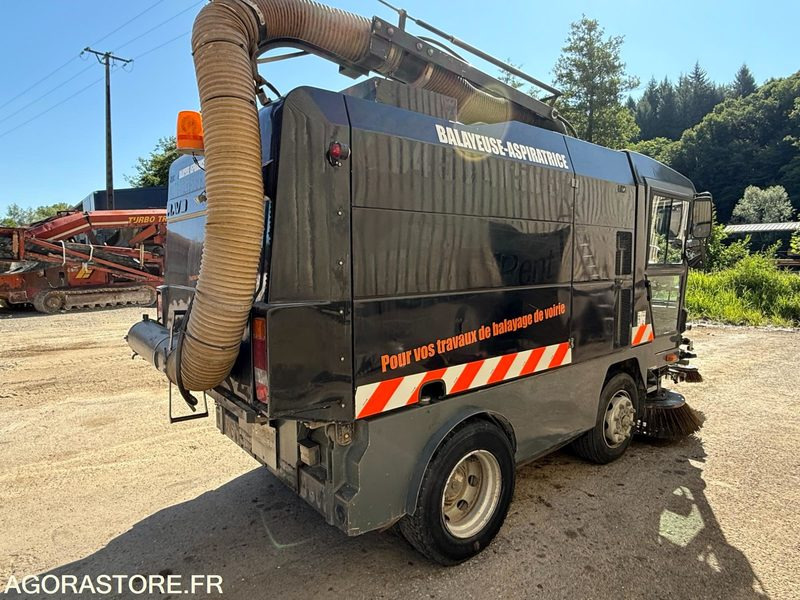 Balayeuse aspiratrice MATHIEUX C 560-2003-6077 Heures - Подметально-уборочная машина: фото 4 Balayeuse aspiratrice MATHIEUX C 560-2003-6077 Heures - Подметально-уборочная машина: фото 4