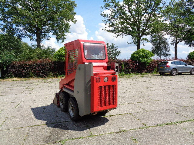 Gehl 1640 - Мини-погрузчик с бортовым поворотом: фото 3 Gehl 1640 - Мини-погрузчик с бортовым поворотом: фото 3