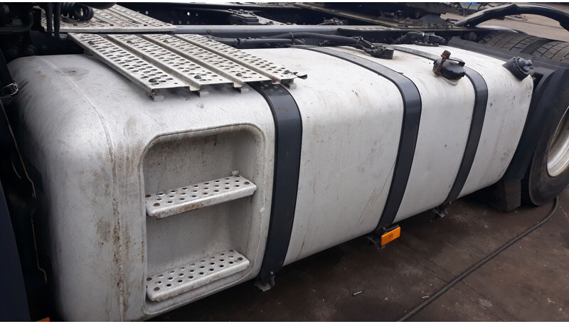 Mercedes-Benz complete fuel tank 820L - Топливный бак для Грузовиков: фото 3 Mercedes-Benz complete fuel tank 820L - Топливный бак для Грузовиков: фото 3