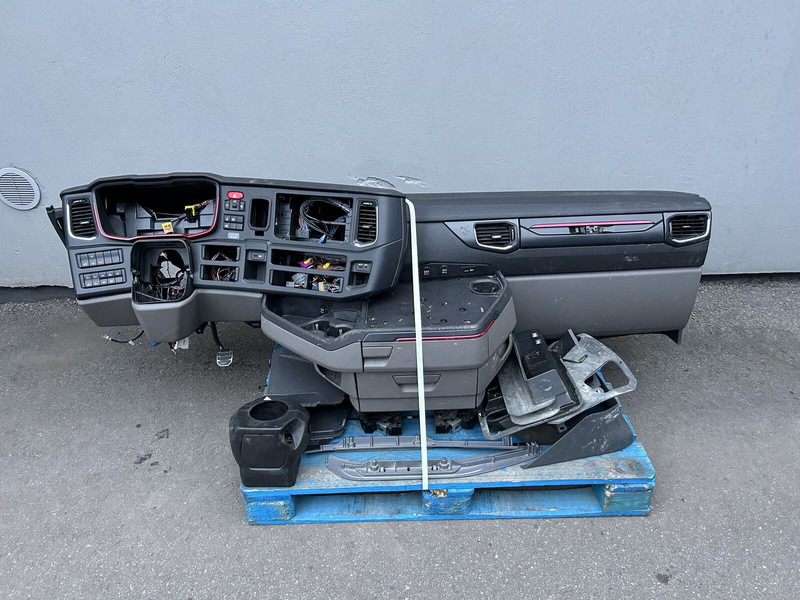 Scania complete dashboard - Бампер для Грузовиков: фото 1 Scania complete dashboard - Бампер для Грузовиков: фото 1