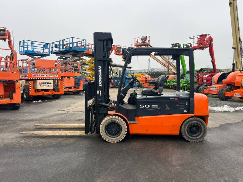 Doosan B50X5 5T 6m Triplex non-marking (1840) - Электропогрузчик: фото 2 Doosan B50X5 5T 6m Triplex non-marking (1840) - Электропогрузчик: фото 2