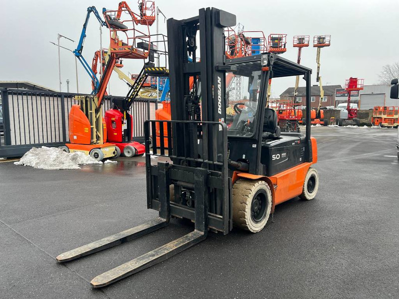 Doosan B50X5 5T 6m Triplex non-marking (1841) - Электропогрузчик: фото 3 Doosan B50X5 5T 6m Triplex non-marking (1841) - Электропогрузчик: фото 3