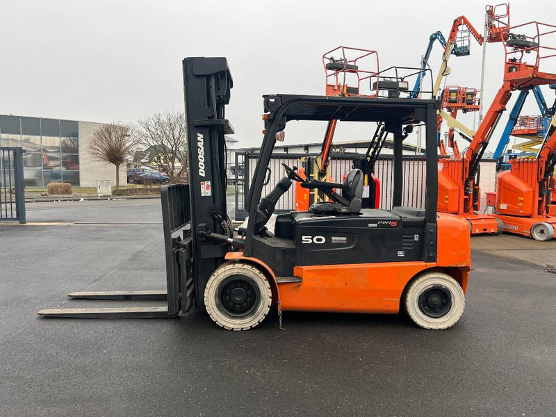 Doosan B50X5 5T 6m Triplex non-marking (1841) - Электропогрузчик: фото 2 Doosan B50X5 5T 6m Triplex non-marking (1841) - Электропогрузчик: фото 2