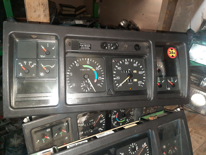 Volvo 70361832-1 . 70361831. 70329201-2 .22205475-P03. 70392912-P01/ - Приборная панель: фото 1 Volvo 70361832-1 . 70361831. 70329201-2 .22205475-P03. 70392912-P01/ - Приборная панель: фото 1