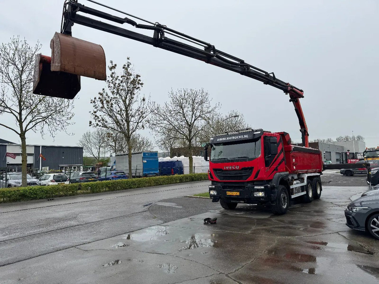 Iveco Trakker 500 6X4 EURO 6 KIPPER + PALFINGER PK1800 - Самосвал, Автоманипулятор: фото 1 Iveco Trakker 500 6X4 EURO 6 KIPPER + PALFINGER PK1800 - Самосвал, Автоманипулятор: фото 1
