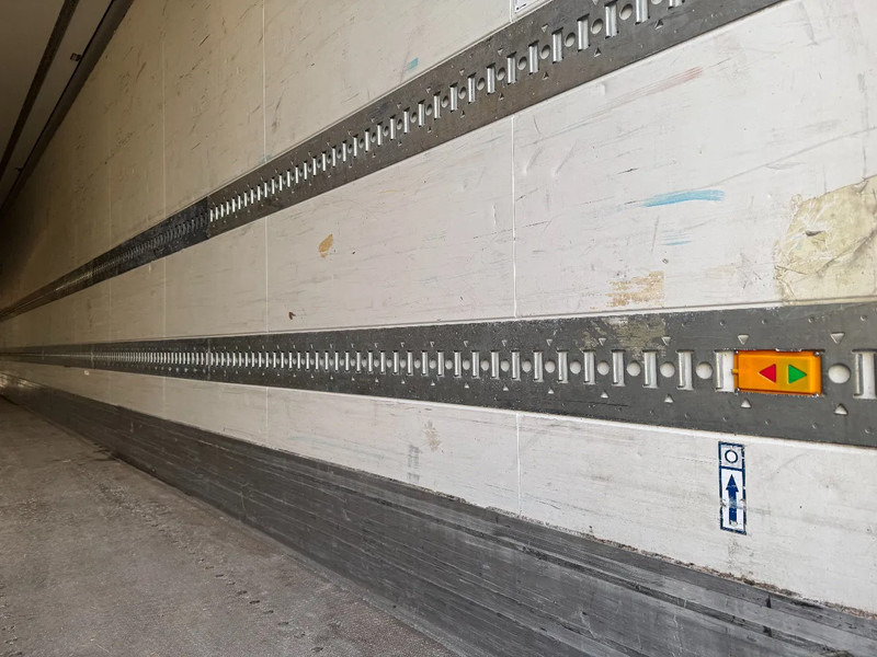 Полуприцеп-рефрижератор Krone SD THERMO KING SLX 200e + DHOLLANDIA 2000KG: фото 12 Полуприцеп-рефрижератор Krone SD THERMO KING SLX 200e + DHOLLANDIA 2000KG: фото 12