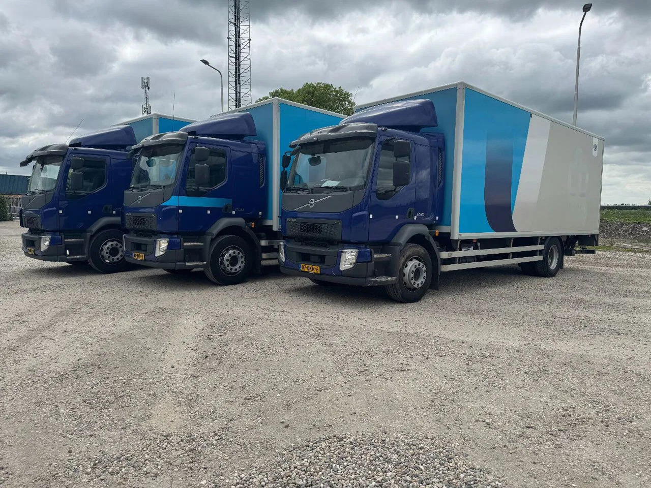 Volvo FL 250 4X2 3 UNITS CARGO LOCK + DHOLLANDIA LIFT - Грузовик с закрытым кузовом: фото 1 Volvo FL 250 4X2 3 UNITS CARGO LOCK + DHOLLANDIA LIFT - Грузовик с закрытым кузовом: фото 1