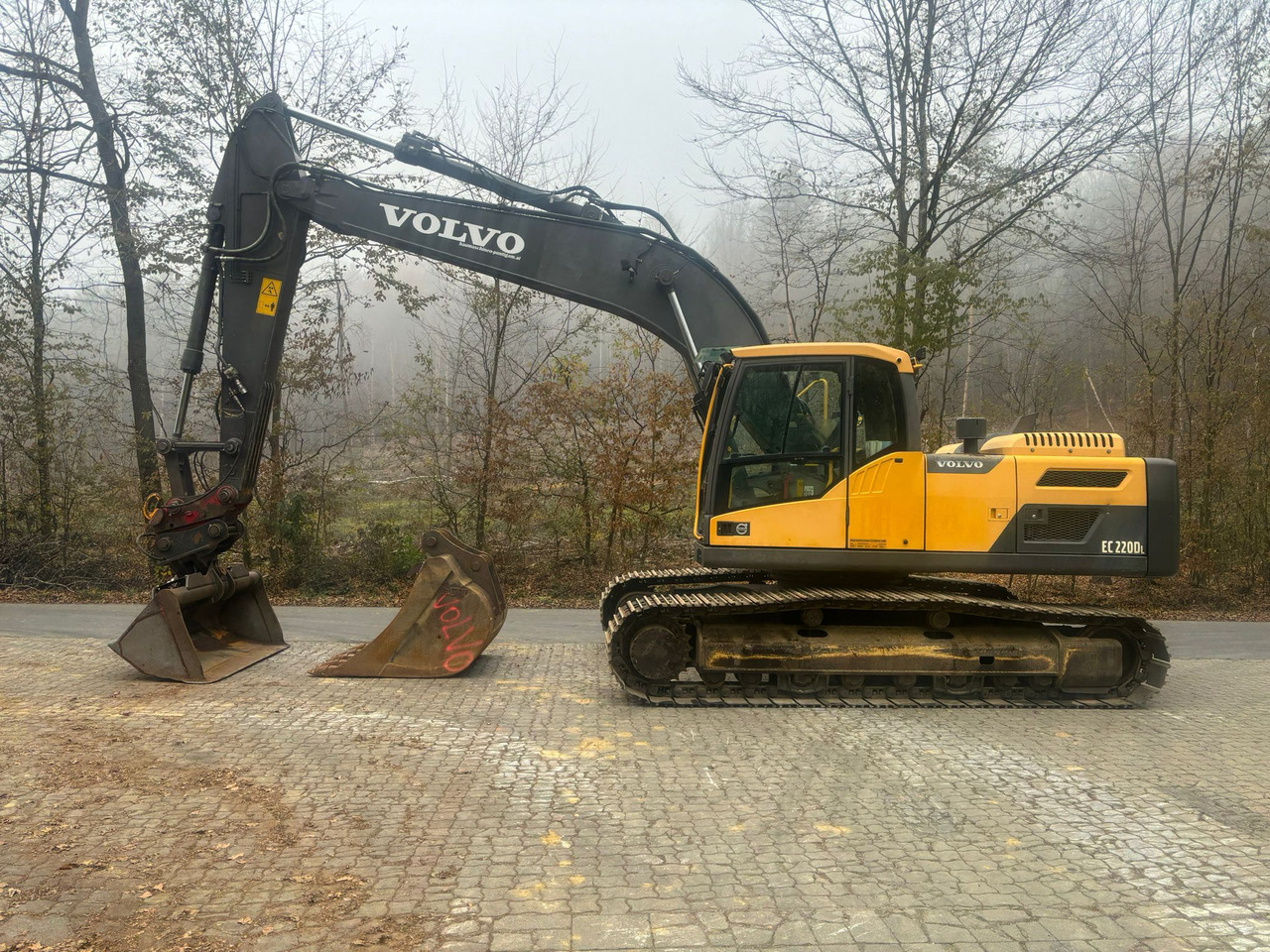 Volvo EC 220 DL - Гусеничный экскаватор: фото 1 Volvo EC 220 DL - Гусеничный экскаватор: фото 1