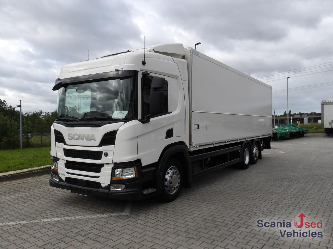 SCANIA P 320 B6x2*4NB / EWERS - Schwenkwandaufbau - Грузовик для перевозки напитков: фото 1 SCANIA P 320 B6x2*4NB / EWERS - Schwenkwandaufbau - Грузовик для перевозки напитков: фото 1