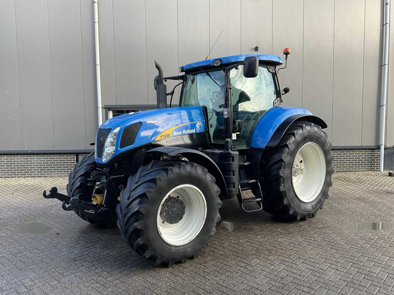 2011 NEW HOLLAND T7030 AUTOCOMMAND FOUR WHEEL DRIVE FARM TRACTOR - Трактор: фото 1 2011 NEW HOLLAND T7030 AUTOCOMMAND FOUR WHEEL DRIVE FARM TRACTOR - Трактор: фото 1