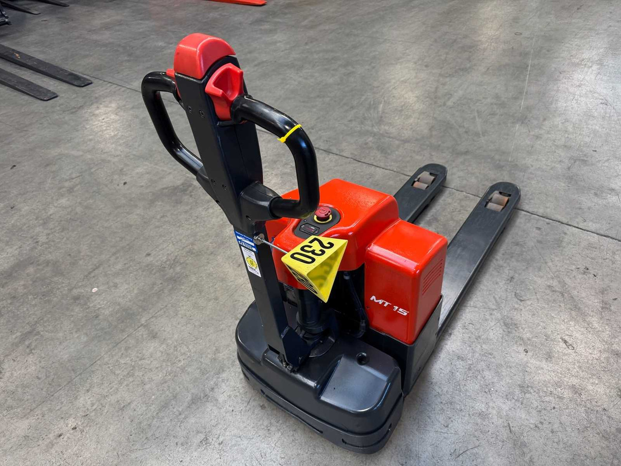 2017 SERVICE + UVV 12/2026 LINDE MT15 1.500KG PALLET TRUCK ANT STACKER - Вилочный погрузчик: фото 4 2017 SERVICE + UVV 12/2026 LINDE MT15 1.500KG PALLET TRUCK ANT STACKER - Вилочный погрузчик: фото 4