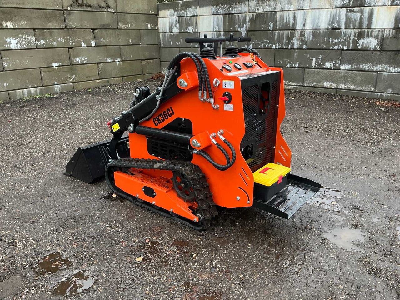 Captok 36C - Мини-погрузчик с бортовым поворотом: фото 4 Captok 36C - Мини-погрузчик с бортовым поворотом: фото 4