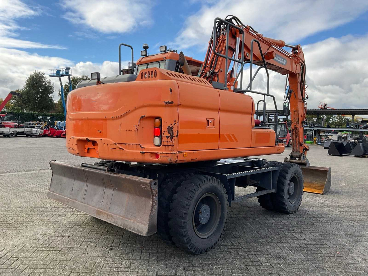 Doosan DX140W-3 - Колёсный экскаватор: фото 3 Doosan DX140W-3 - Колёсный экскаватор: фото 3