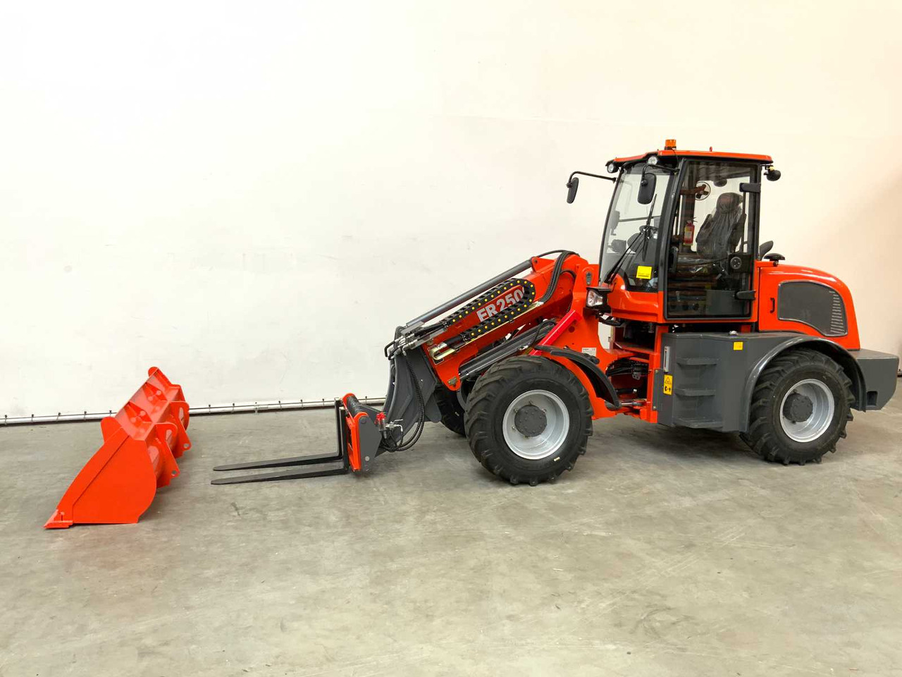 EVERUN - 2025 - ER2500 - TELESCOPIC WHEEL LOADER - Колёсный погрузчик: фото 2 EVERUN - 2025 - ER2500 - TELESCOPIC WHEEL LOADER - Колёсный погрузчик: фото 2