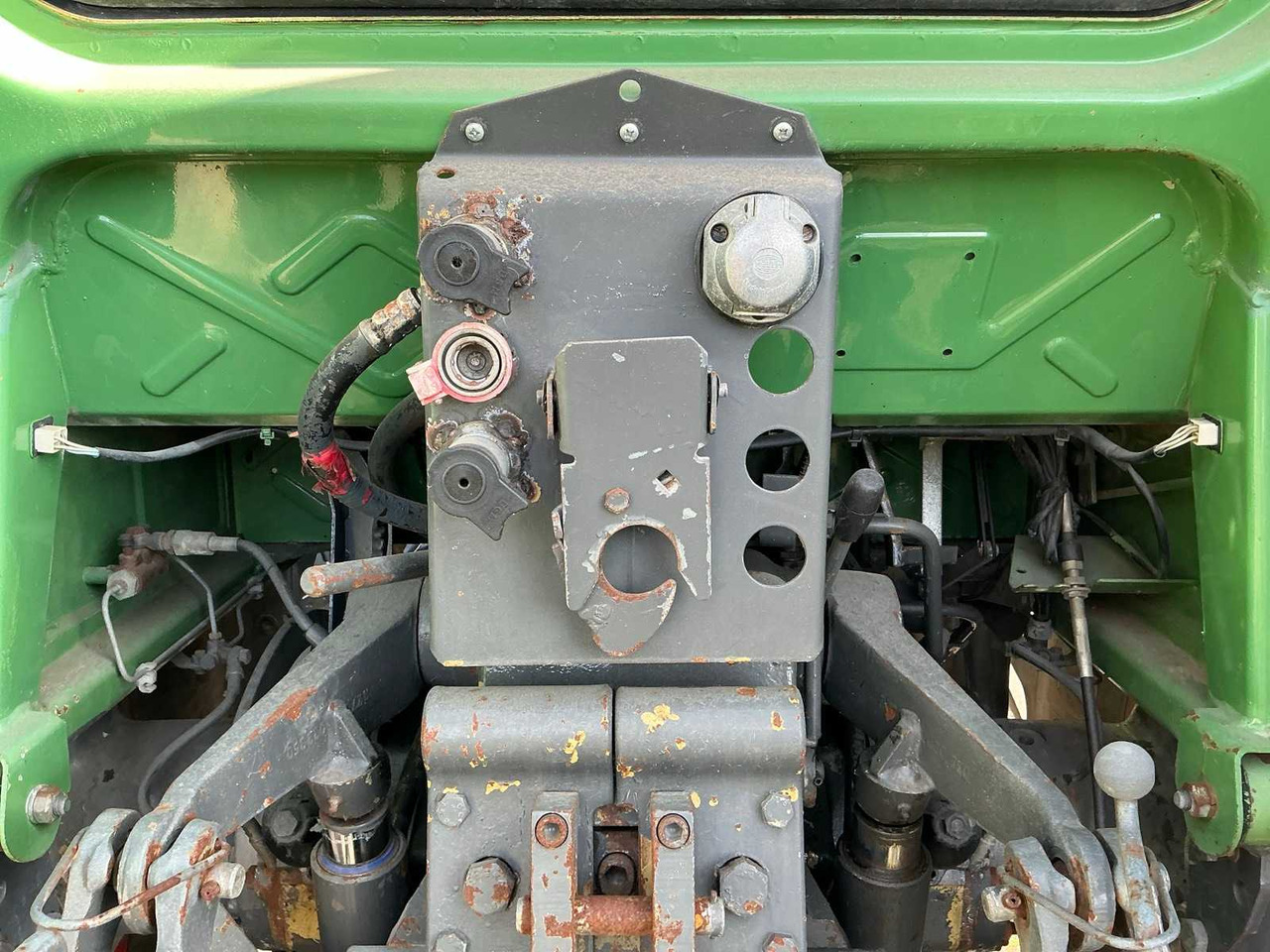 Трактор FENDT FARMER 309 LSA TURBOMATIK FOUR-WHEEL DRIVE AGRICULTURAL TRACTOR: фото 12 Трактор FENDT FARMER 309 LSA TURBOMATIK FOUR-WHEEL DRIVE AGRICULTURAL TRACTOR: фото 12