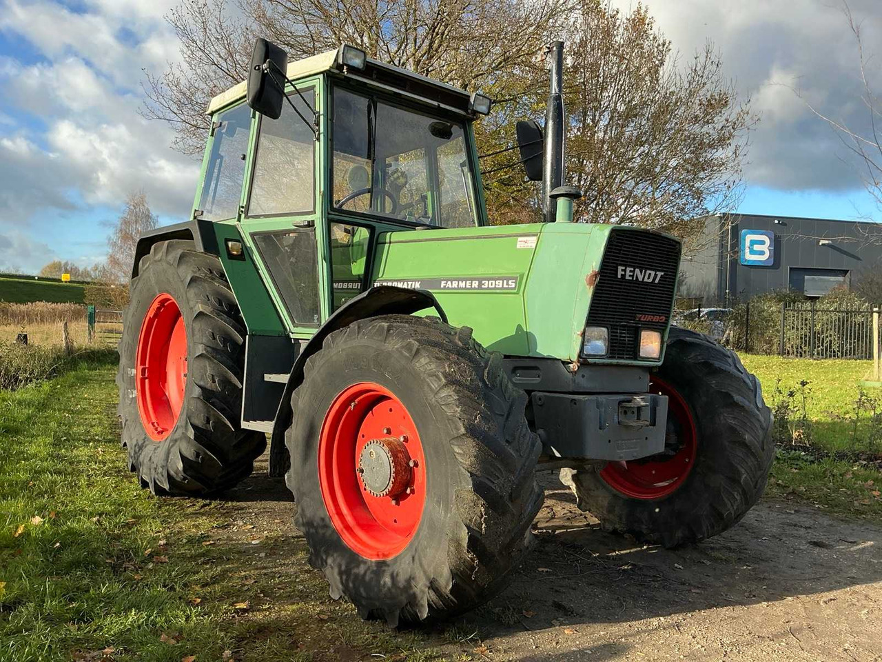 Трактор FENDT FARMER 309 LSA TURBOMATIK FOUR-WHEEL DRIVE AGRICULTURAL TRACTOR: фото 6 Трактор FENDT FARMER 309 LSA TURBOMATIK FOUR-WHEEL DRIVE AGRICULTURAL TRACTOR: фото 6