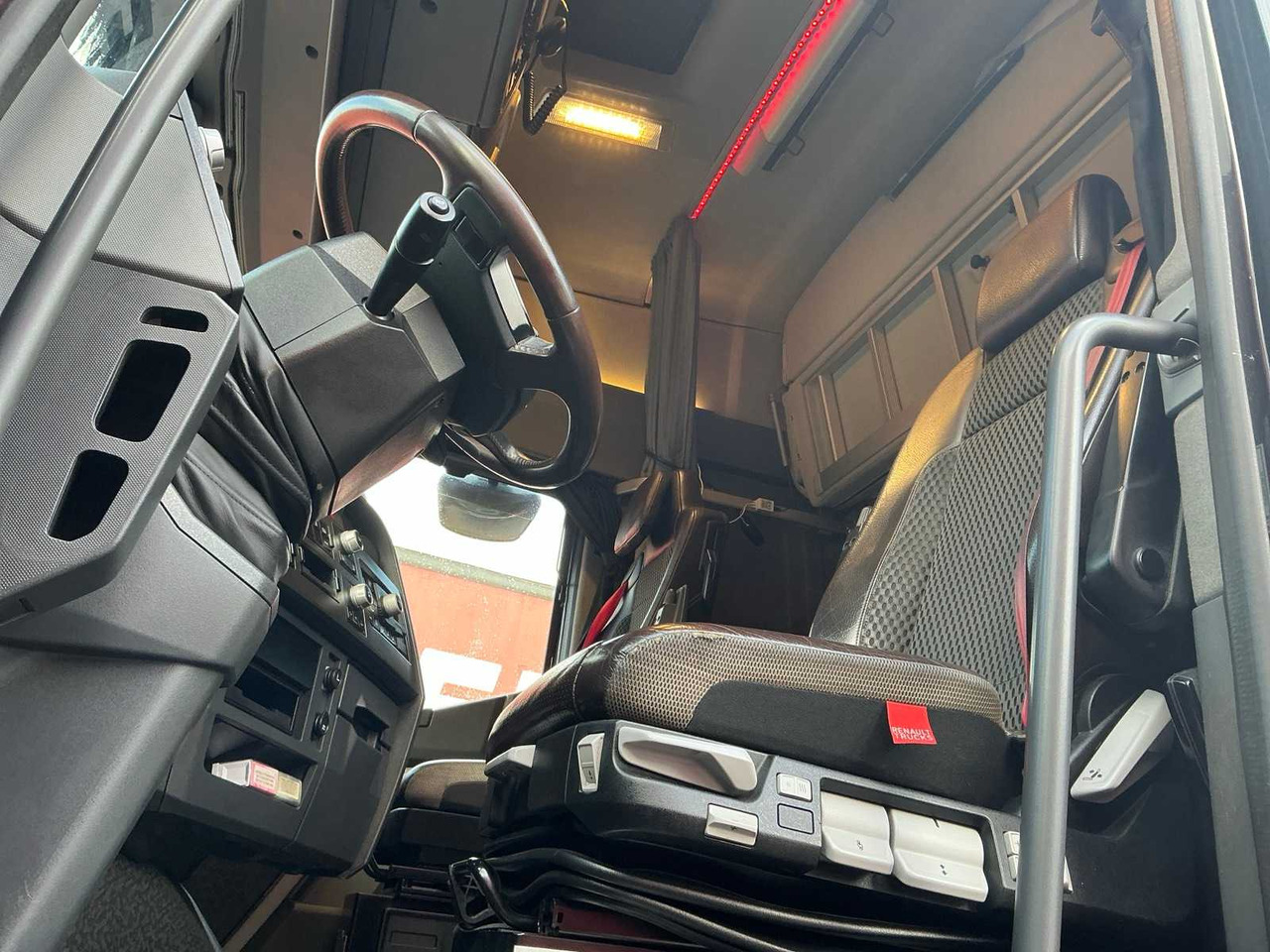 Грузовик 2017 RENAULT T480 COMFORT THD001 HIGH EDITION TRACTOR RENAULT T480 COMFORT: фото 15 Грузовик 2017 RENAULT T480 COMFORT THD001 HIGH EDITION TRACTOR RENAULT T480 COMFORT: фото 15