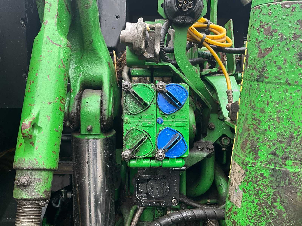 Трактор John Deere 6210r: фото 32