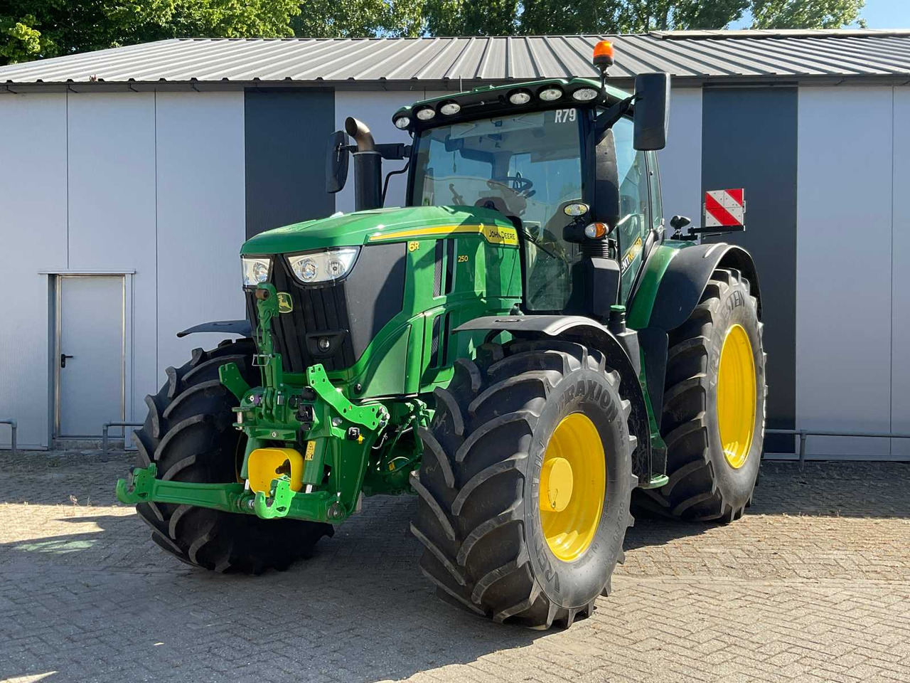 John Deere 6R 250 - Трактор: фото 1 John Deere 6R 250 - Трактор: фото 1