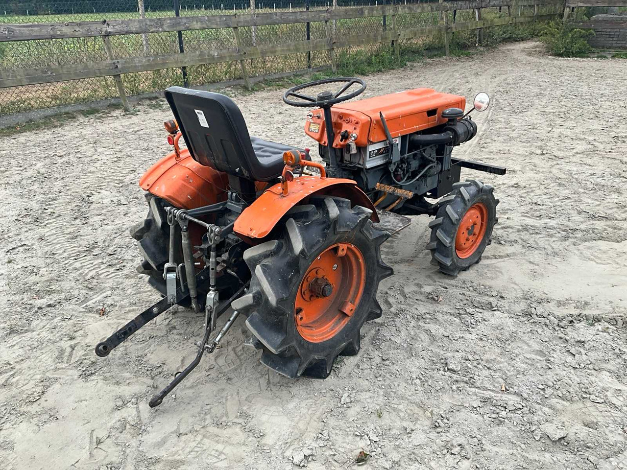 KUBOTA B7000 - Минитрактор: фото 3 KUBOTA B7000 - Минитрактор: фото 3