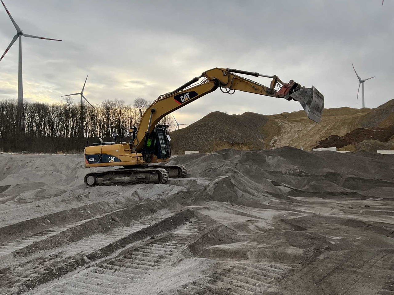 Komatsu 323D - Гусеничный экскаватор: фото 1 Komatsu 323D - Гусеничный экскаватор: фото 1