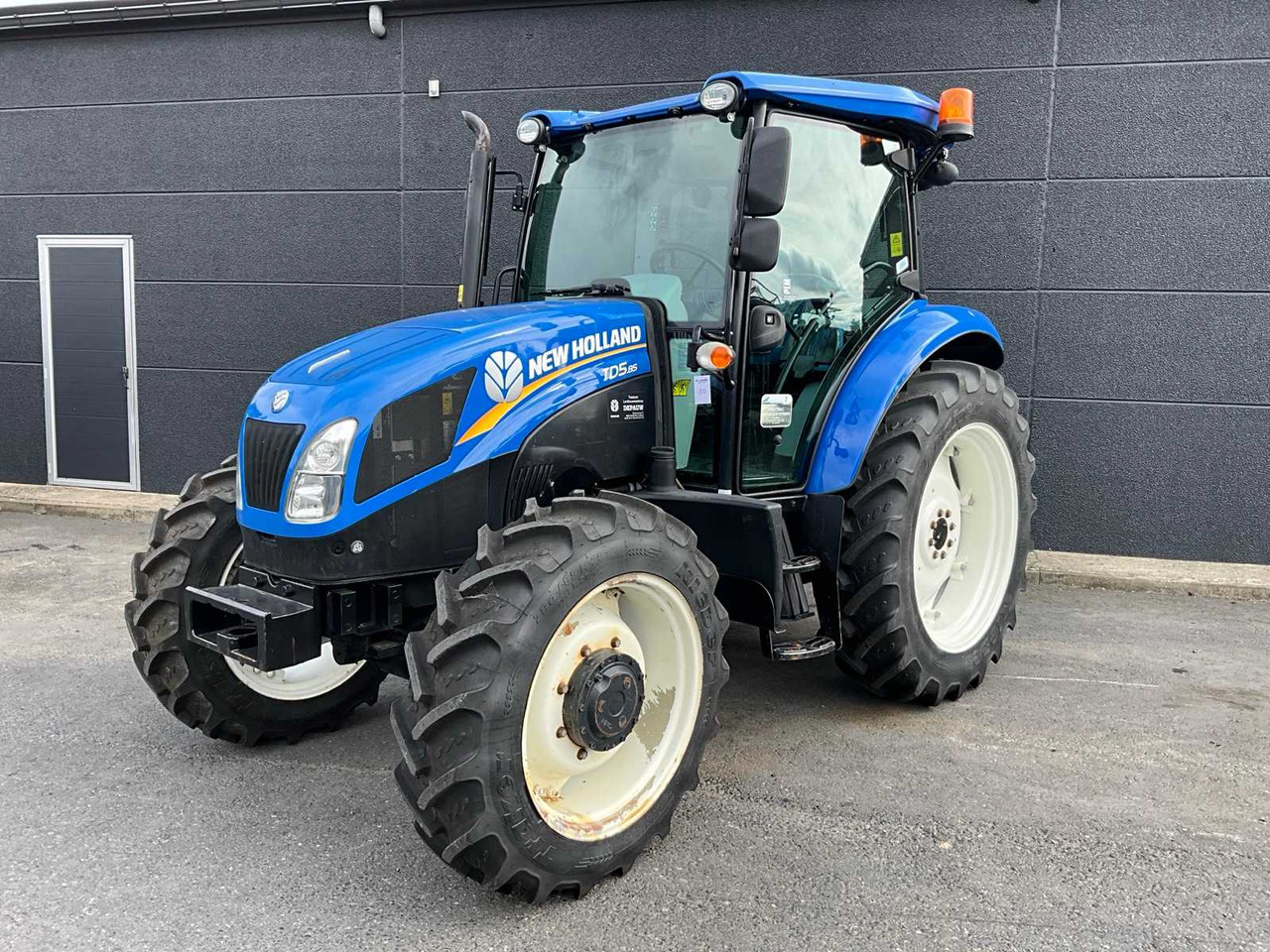 New Holland TD5.85 - Трактор: фото 1 New Holland TD5.85 - Трактор: фото 1