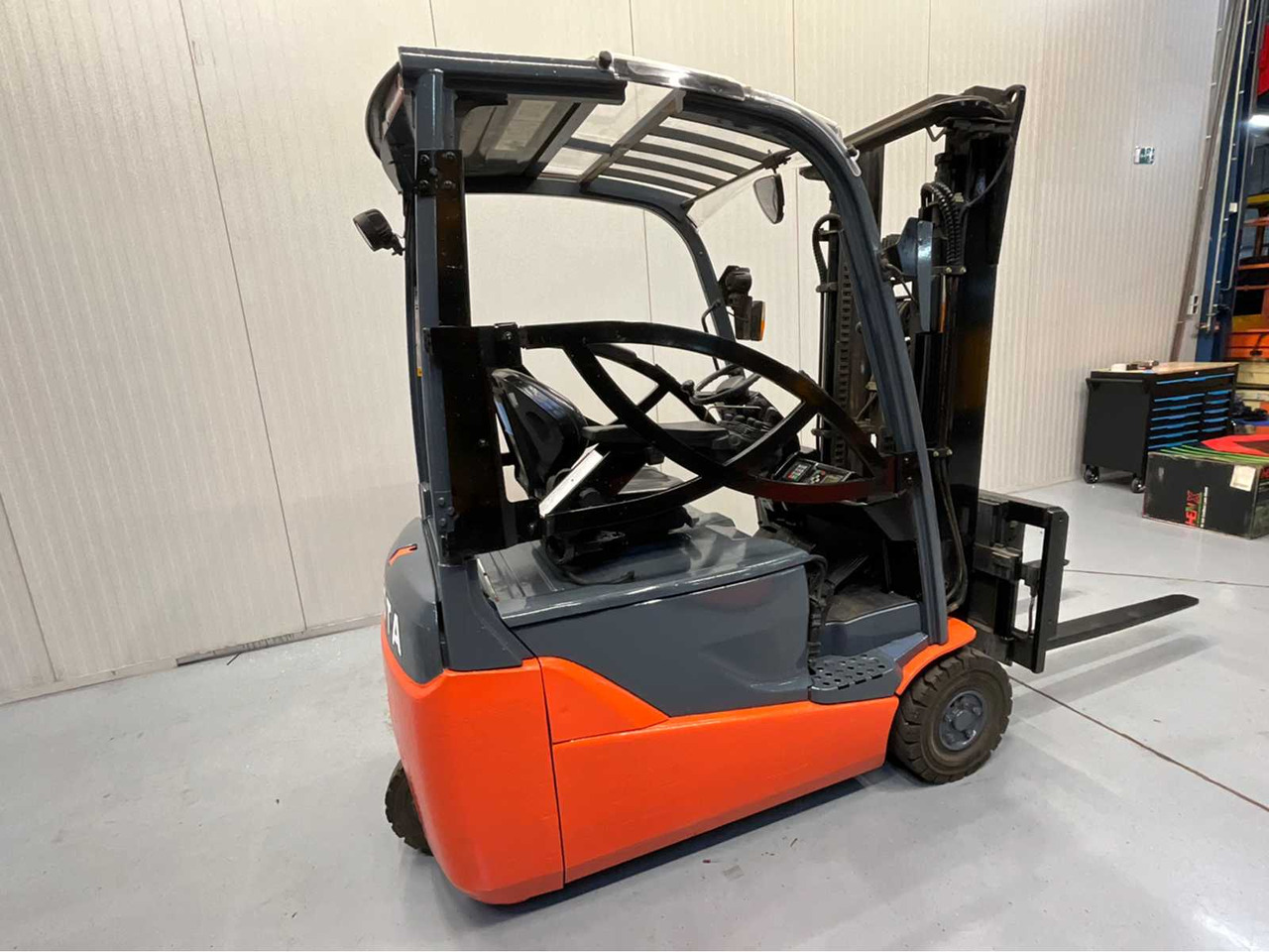 TOYOTA - 8FBE16T - FORKLIFT, FORK POSITIONER, SIDE-SHIFT, BLUESPOT, 2018 - Вилочный погрузчик: фото 4 TOYOTA - 8FBE16T - FORKLIFT, FORK POSITIONER, SIDE-SHIFT, BLUESPOT, 2018 - Вилочный погрузчик: фото 4