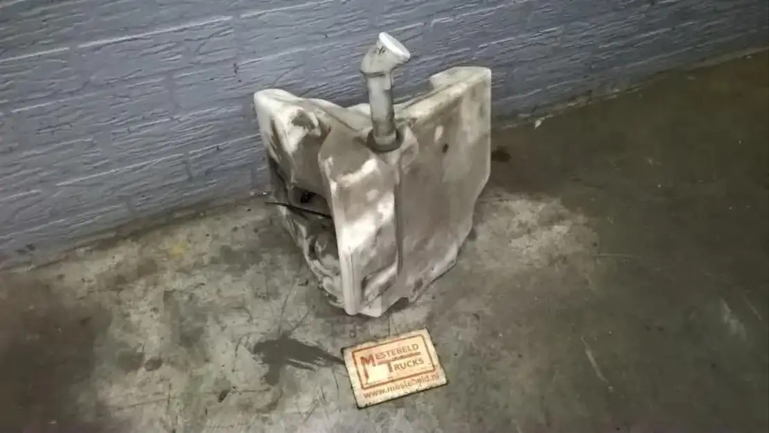 Mercedes-Benz Ruitenwisservloeistofreservoir - Кабина и интерьер для Грузовиков: фото 1 Mercedes-Benz Ruitenwisservloeistofreservoir - Кабина и интерьер для Грузовиков: фото 1