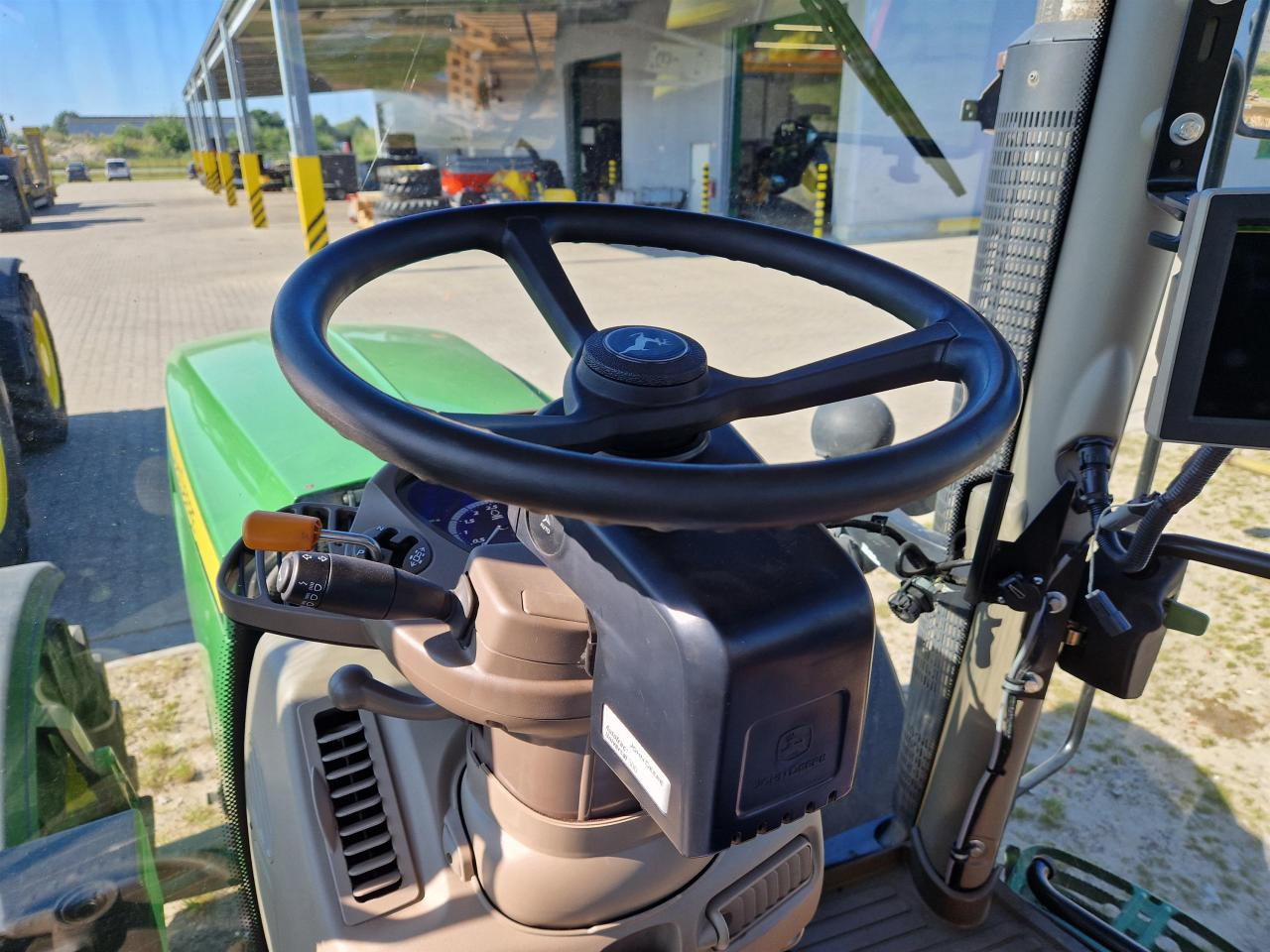 John Deere 6150R - Трактор: фото 4 John Deere 6150R - Трактор: фото 4