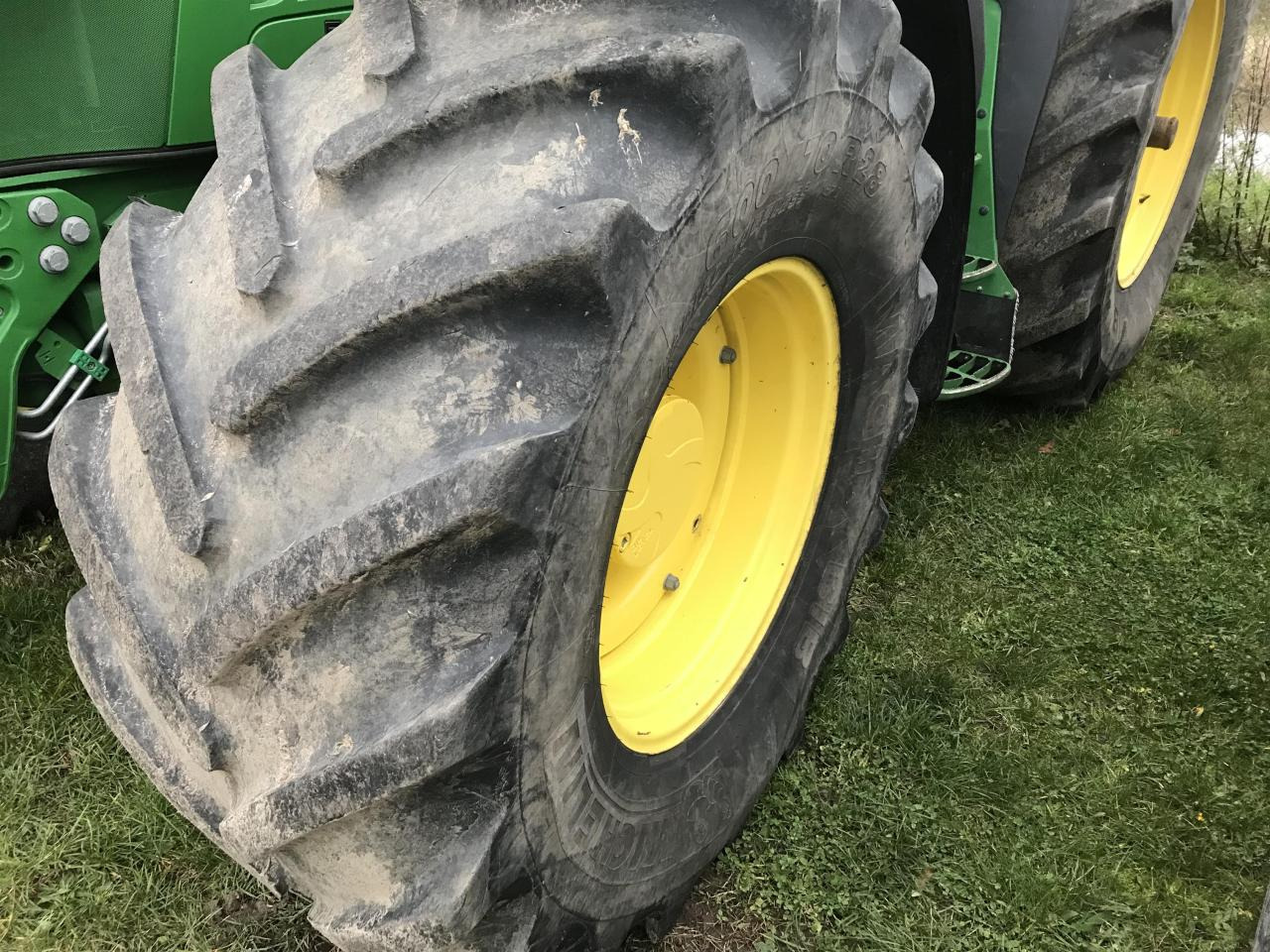 Трактор John Deere 6215R: фото 9