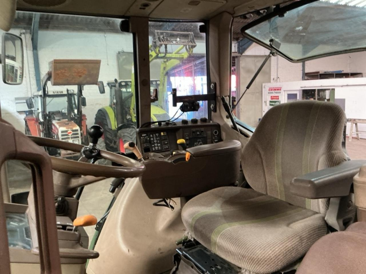 John Deere 6820 - Трактор: фото 4 John Deere 6820 - Трактор: фото 4